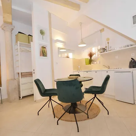 Modern And Cozy Old Town - Apartment *