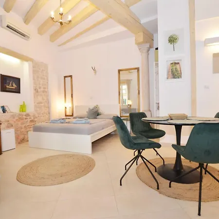 Modern And Cozy Old Town - Ρόβινι